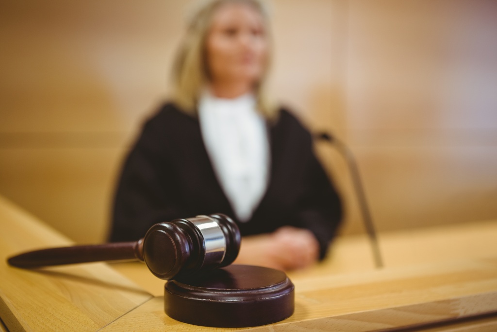 serious-judge-with-gavel-wearing-robes.jpg заседание