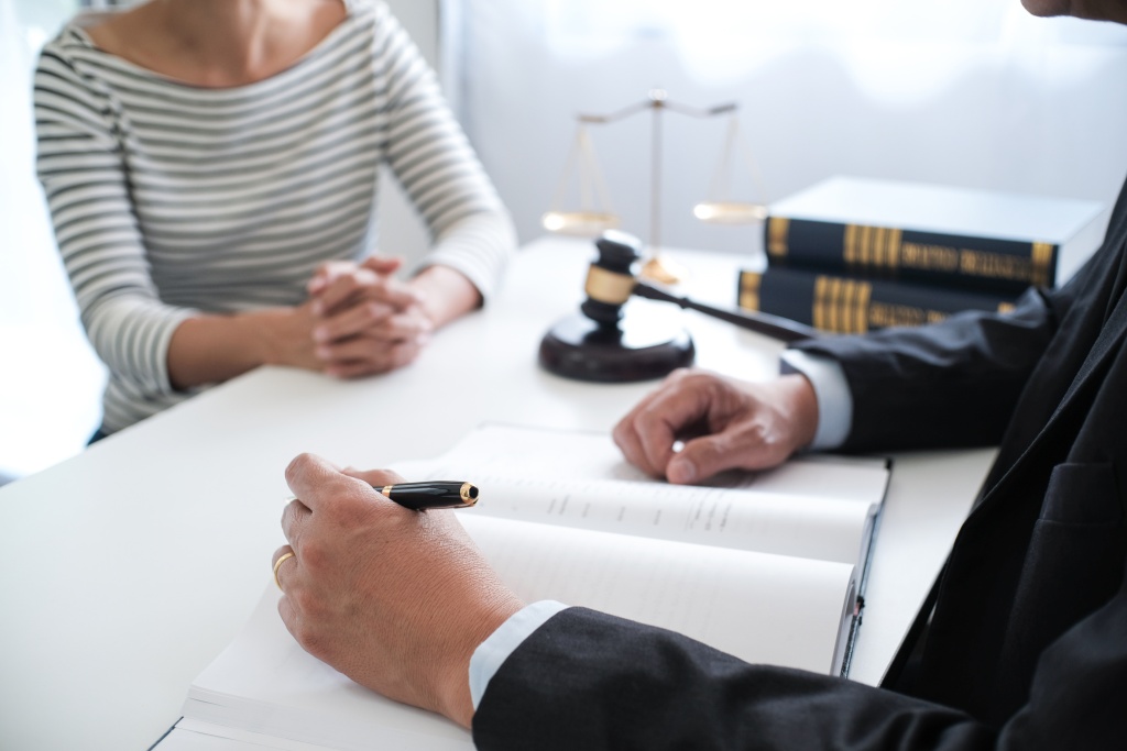 midsection-couple-holding-hands-table.jpg документы