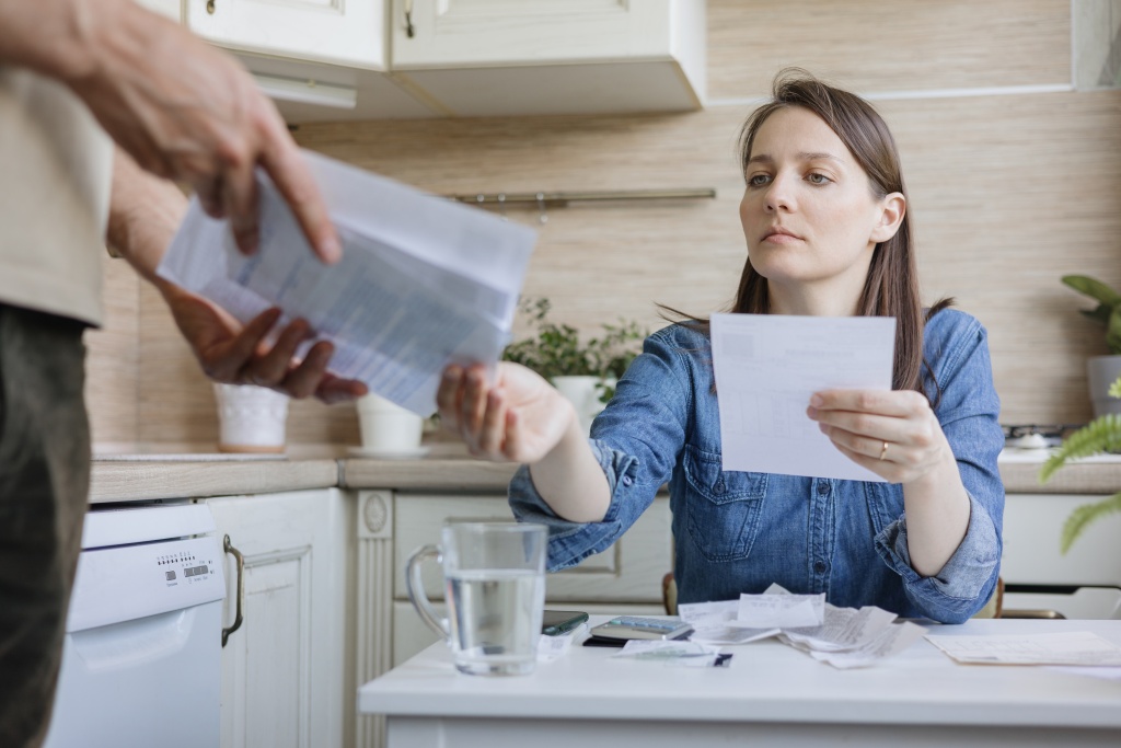 married-couple-a-man-and-a-woman-are-paying-bill-2023-11-27-05-16-41-utc.jpg девушка и бумаги