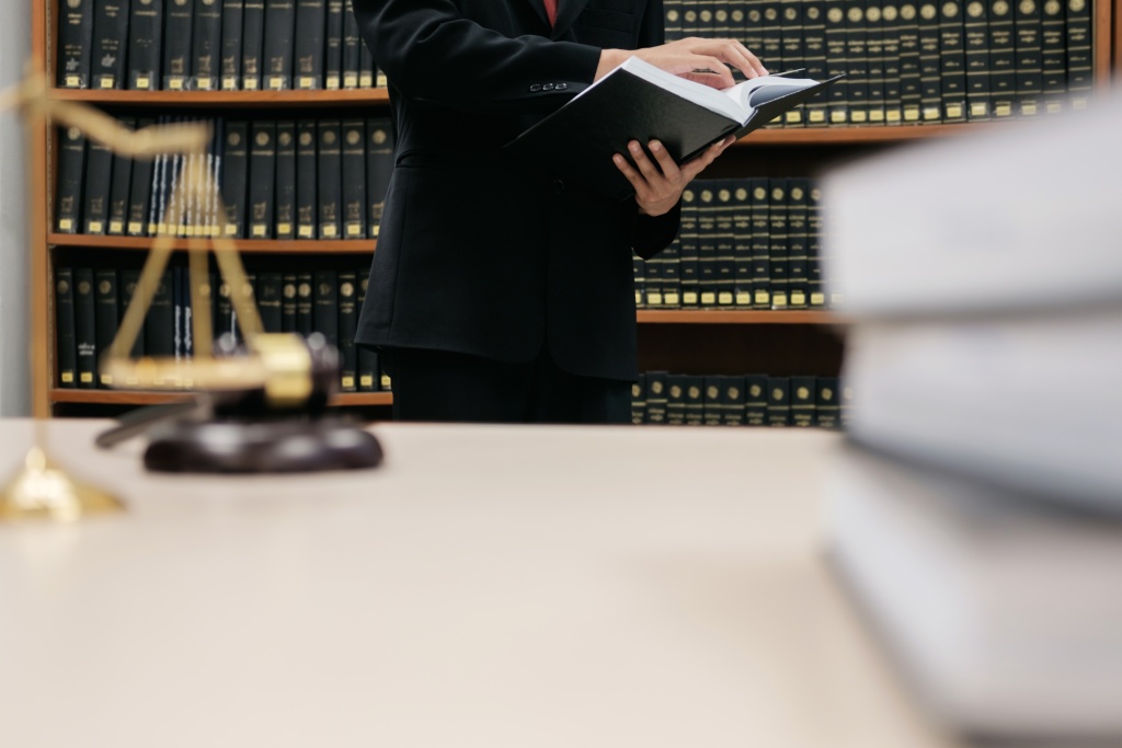 lawyer-justice-law-concept.jpg сотрудник
