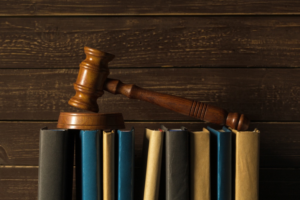 gavel-with-books-old-wooden-desk.jpg книги