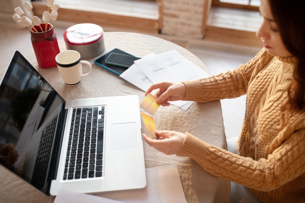 woman-sweater-working-laptop.jpg ноутбук