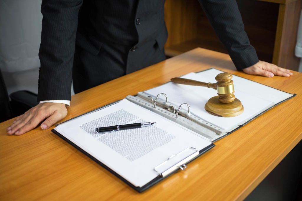 midsection-lawyer-standing-by-file-office.jpg стол